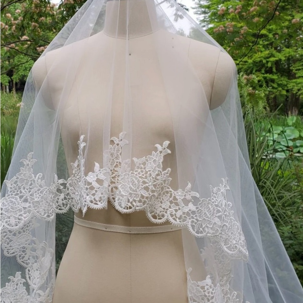 Elegant White Lace Bridal Veil